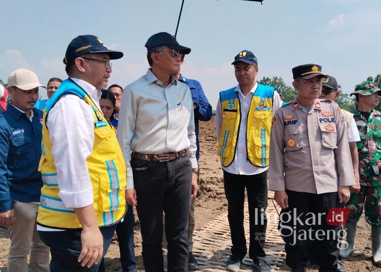 Menteri Pekerjaan Umum, Dody Hanggodo, saat meninjau penanganan tanggul jebul di Desa Baturagung, Kecamatan Gubug, Kabupaten Grobogan, pada Sabtu, 26 April 2025. (Ahmad Abror/Lingkarjateng.id)
