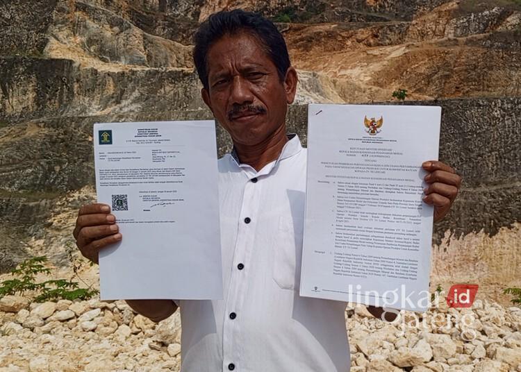 Sucipto, pemilik tambang galian C berizin di Desa Wegil, Kecamatan Sukolilo, Kabupaten Pati, memperlihatkan berkas perizinan miliknya, Rabu, 30 April 2025. (Setyo Nugroho/Lingkarjateng.id)