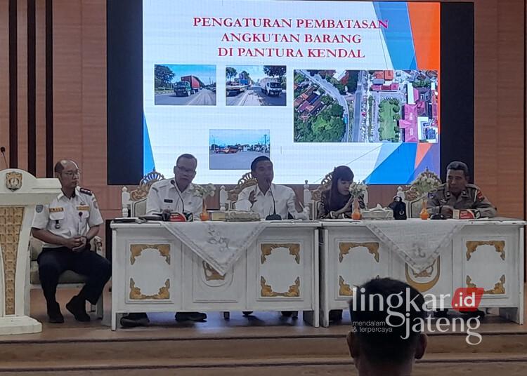 Wakil Bupati Kendal, Benny Karnadi (tengah), didampingi ketua Komisi C DPRD Kendal, Sisca Meritania, dan pihak Dishub Kendal dalam kegiatan rapat pengaturan pembatasan angkutan barang di Pantura Kendal di Ruang Abdi Praja Setda Kendal pada Rabu, 30 April 2025. (Arvian Maulana/Lingkarjateng.id)