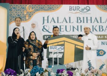 Direktur PT Buroq Inter Nusa, Haizul Ma'arif (paling kanan), saat menyerahkan hadiah umroh gratis kepada alumni jemaah di Gedung Wanita Jepara pada Sabtu, 26 April 2025. (Tomi Budianto/Lingkarjateng.id)