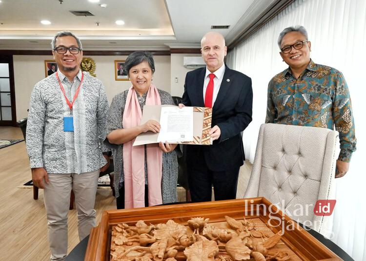 Wakil Ketua MPR RI, Lestari Moerdijat (dua dari kiri), saat memperlihatkan seni ukir Jepara kepada Duta Besar Bosnia-Herzegovina, Armin Limo (dua dari kanan) di Kompleks Parlemen Senayan, Jakarta, pada Senin, 28 April 2025. (Tomi Budianto/Lingkarjateng.id)