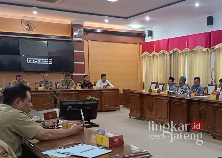 Pemkab Jepara saat menerima audiensi dari masyarakat Dukuh Toplek dan Pendem, Desa Sumberejo, Kecamatan Donorojo, di Ruang Rapat 1 Sosrokartono Setda Jepara pada Senin, 28 April 2025. (Tomi Budianto/Lingkarjateng.id)