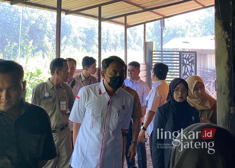 Anggota Komisi D DPRD Jepara, Haizul Ma'arif, saat melakukan monitoring pabrik tahu di wilayah Kecamatan Pecangaan, Kabupaten Jepara, pada Senin, 28 April 2025. (Tomi Budianto/Lingkarjateng.id)