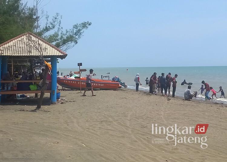 Pantai Indah Kemangi Kendal Jadi Jujugan Pemudik saat Libur Lebaran 25 Para wisatawan sedang menikmati suasana Pantai Indah Kemangi di Desa Jungsemi, Kecamatan Kangkung, Kabupaten Kendal. (Arvian Maulana/Lingkarjateng.id)