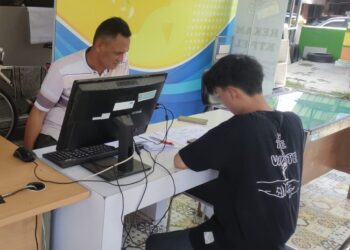 Libur Cuti Lebaran, Disdukcapil Kendal Tetap Buka Pelayanan Adminduk 29 Seorang warga sedang mengurus dokumen adminduk di Kantor Disdukcapil Kendal. (Arvian Maulana/Lingkarjateng.id)