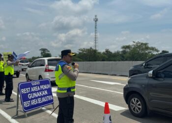 Kapolres Kendal, AKBP Feria Kurniawan, saat memantau langsung Rest Area 389B Tol Kendal. (Arvian Maulana/Lingkarjateng.id)