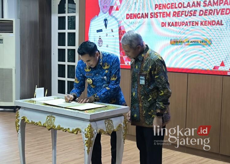 Pemkab Kendal Teken Kerja Sama Pengelolaan Sampah Lewat Teknologi RDF 25 Wakil Bupati Kendal, Benny Karnadi, saat menandatangani kesepakatan bersama antara Pemkab Kendal dengan PT Semen Gresik terkait pengelolaan sampah sistem RDF di Ruang Paringgitan Setda Kendal, Kamis, 17 April 2025. (Arvian Maulana/Lingkarjateng.id)
