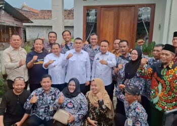 Wamen ATR/BPN, Ossy Dermawan (berkemeja putih dan berkacamat), didampingi Bupati Semarang, Ngesti Nugraha, dan jajaran forkopimda saat menyerahkan sertifikat elektronik program PTSL kepada warga Dusun Kajangan, Desa Kalongan, Kecamatan Ungaran Timur, Kabupaten Semarang, pada Minggu, 27 April 2025. (Hesty Imaniar/Lingkarjateng.id)