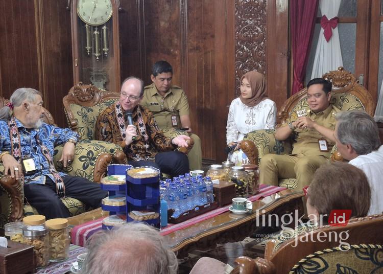Bupati Jepara, Witiarso Utomo, saat menerima rombongan Dubes Spanyol di Indonesia, Francisco De Asis Aguilera Aranda, di Pendopo RA Kartini pada Senin, 28 April 2025. (Muhammad Aminudin/Lingkarjateng.id)