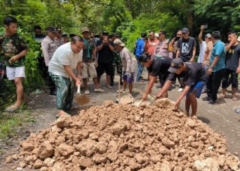 Bupati Blora Arief Rohman turun ke lokasi pengurukan jalan rusak di ruas Cabak - Bleboh, Kecamatan Jiken, Kabupaten Blora, pada Jumat, 4 April 2025. (Dok. Pemkab Blora/Lingkarjateng.id)