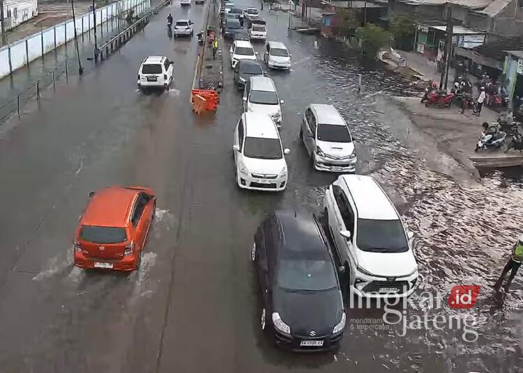 Awas! Jalan Pantura Sayung Demak Kembali Digenangi Rob, Ini Jalur Alternatifnya 25 Sejumlah kendaraan melintas di Jalan Pantura Sayung, Kabupaten Demak, yang tergenang rob pada Sabtu sore, 5 April 2025. (Tangkapan layar CCTV Dishub Demak/Lingkarjateng.id)