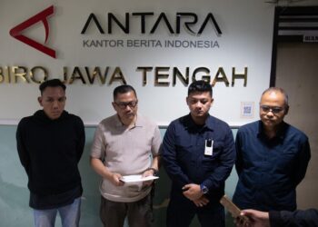 Ipda E, anggota tim pengamanan protokoler Kapolri saat menyampaikan permintaan maaf kepada pewarta foto Perum LKBN ANTARA , Makna Zaesar, di Kantor Perum LKBN ANTARA Biro Jawa Tengah, Kota Semarang, pada Minggu malam, 6 April 2025. (Rizky Syahrul Al-Fath/Lingkarjateng.id)