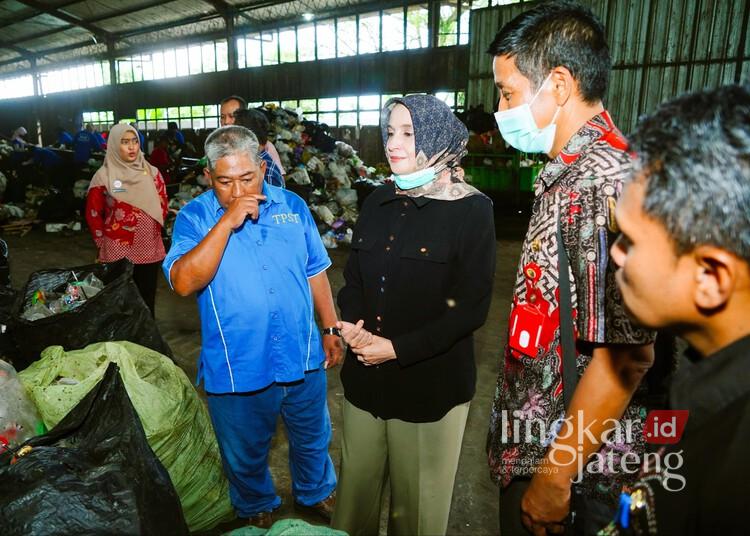 Wakil Wali Kota Pekalongan, Balgis Diab, meninjau fasilitas pengelolaan sampah di TPA BLE Kalibagor, Banyumas, Rabu, 16 April 2025. (Fahri Akbar/Lingkarjateng.id)