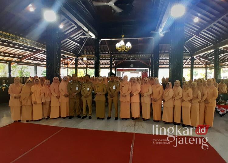 Bupati Demak Eisti’anah bersama Wakil Bupati Muhammad Badruddin saat berfoto dalam kegiatan halal bihalal pengurus Dharma Wanita Persatuan (DWP) tingkat Kabupaten Demak di Pendopo Demak pada Senin, 21 April 2025. (M. Burhanuddin Aslam/Lingkarjateng.id)