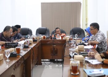 Wakil Ketua DPRD Kabupaten Pekalongan, Sumar Rosul, memimpin rapat pembahasan standarisasi pengelolaan sampah bersama jajaran OPD terkait pada Rabu, 23 April 2025. (Fahri Akbar/Lingkarjateng.id)