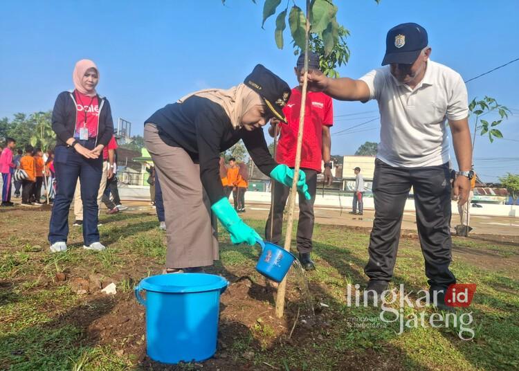 Bupati Kendal, Dyah Kartika Permanasari, saat melakukan penanaman pohon mangga dalam program Siaga Bersatu pada Jumat, 25 April 2025. (Unggul Priambodo/Lingkarjateng.id)