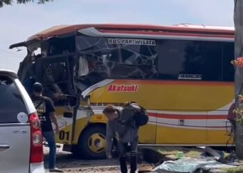 Bus Rombongan Peziarah Kecelakaan di Jalan Lingkar Demak, 4 Orang Dilarikan ke RS 26 Kondisi salah satu bus yang terlibat kecelakaan di Jalan Lingkar Demak turut Desa Botorejo, Kecamatan Wonosalam, Kabupaten Demak, pada Minggu, 27 April 2025. (M. Burhanuddin Aslam/Lingkarjateng.id)