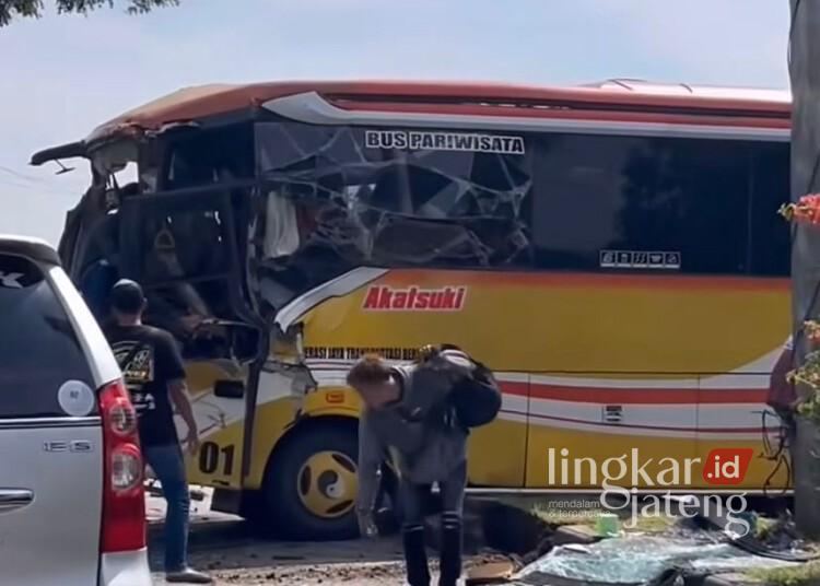 Bus Rombongan Peziarah Kecelakaan di Jalan Lingkar Demak, 4 Orang Dilarikan ke RS 25 Kondisi salah satu bus yang terlibat kecelakaan di Jalan Lingkar Demak turut Desa Botorejo, Kecamatan Wonosalam, Kabupaten Demak, pada Minggu, 27 April 2025. (M. Burhanuddin Aslam/Lingkarjateng.id)