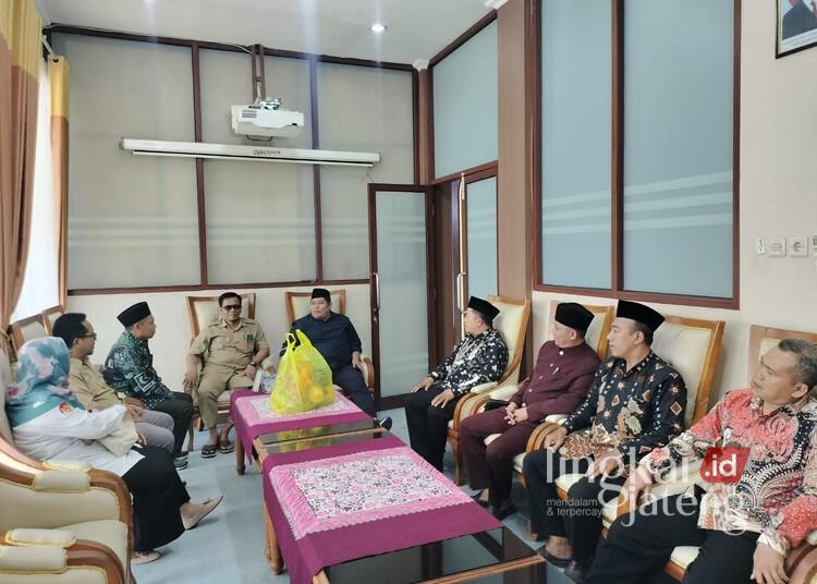 Ketua DPRD Demak, Zayinul Fata, saat menerima audiensi KAHM dan Hipka di ruang kerjanya pada Senin, 28 April 2025. (M. Burhanuddin Aslam/Lingkarjateng.id)