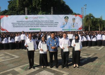 Bupati Blora, Arief Rohman, dalam pelantikan CPNS dan PPPK formasi tahun 2024 pada Selasa, 29 April 2025. (Dok. Pemkab Blora/Lingkarjateng.id)