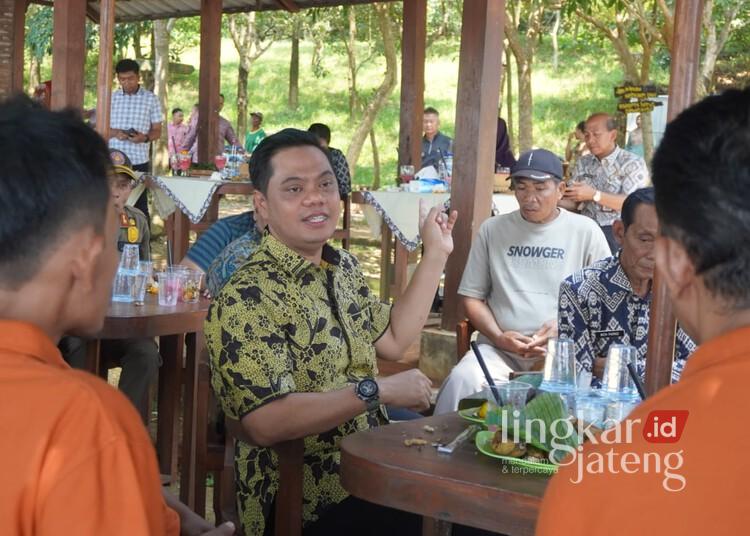 Bupati Jepara, Witiarso Utomo, saat berdiskusi dengan masyarakat Desa Balong, Kecamatan Kembang, terkait proyek pembangunan pelabuhan pada Selasa, 29 April 2025. (Muhammad Aminudin/Lingkarjateng.id)