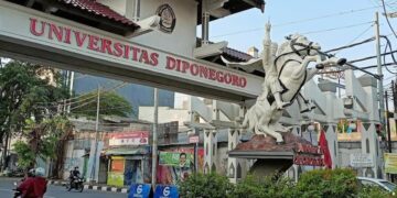 Gapura masuk Universitas Diponegoro (Undip) Semarang. (Rizky Syahrul Al-Fath/Lingkarjateng.id)