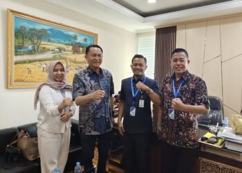 Ketua Komisi XII DPR RI, Bambang Patijaya (dua dari kiri), menemui kunjungan Wakil Ketua DPRD Blora, Siswanto, bersama Ketua HIPMI dan Komisaris PT BPE Blora baru-baru ini. (Eko Wicaksono/Lingkarjateng.id)