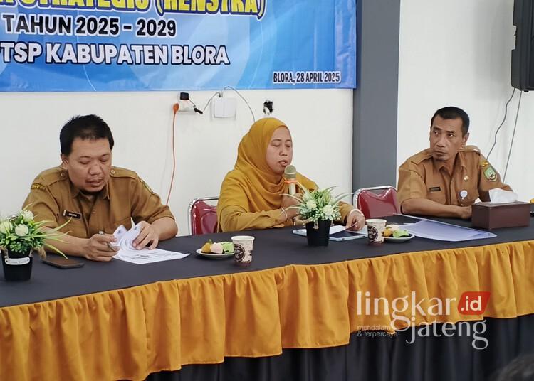Kepala DPMPTSP Blora, Bondan Arsiyanti (tengah), saat memberi sambutan di forum perangkat daerah dalam rangka penyusunan rencana strategis tahun 2025-2029 pada Senin, 28 April 2025. (Eko Wicaksono/Lingkarjateng.id)