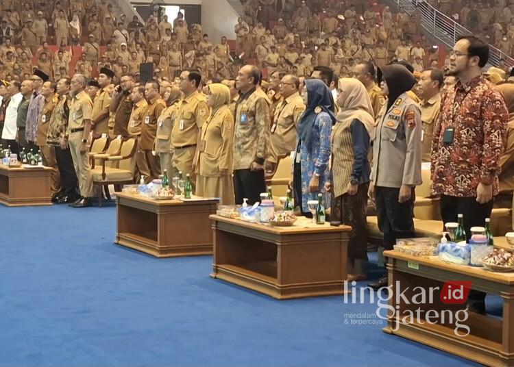 Susana kegiatan Sekolah Antikorupsi inisiasi Pemprov Jateng yang dihadiri ribuan kepala desa di GOR Jatidiri, Kota Semarang, pada Selasa 29 April 2025. (Syahril Muadz/Lingkarjateng.id)