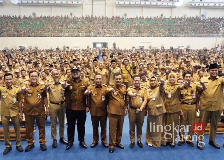Bupati Pati Sudewo bersama Gubernur Jateng Ahmad Luthfi dalam giat Sekolah Antikorupsi di GOR Indoor Jatidiri, Kota Semarang, Jateng, pada Selasa, 29 April 2025. (Humas Setda Pati/Lingkarjateng.id)
