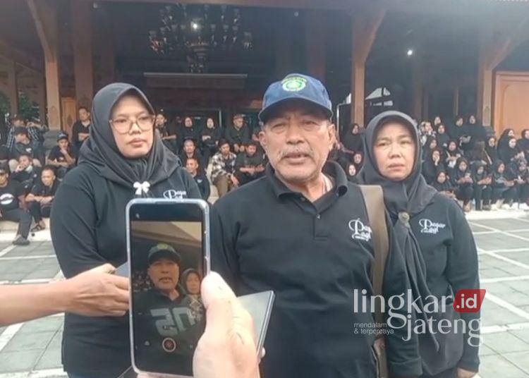 Pengurus Kelompok Pedagang Pasar Pagi Lambada, Suniprat diwawancara usai audiensi Wali Kota Salatiga Robby Hernawan, Senin, 28 April 2025. (Angga Rosa/Lingkarjateng.id)