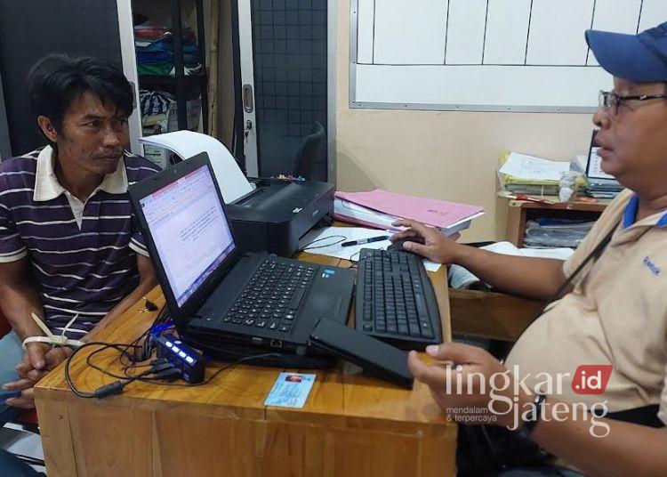 Penyidik Satreskrim Polres Salatiga memintai keterangan terduga pembakaran rumah di Tegalrejo, Argomulyo, Rabu, 30 April 2025. (Dok.Humas Polres Salatiga/Lingkarjateng.id)
