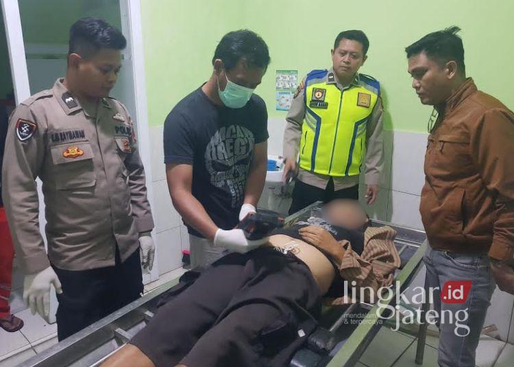 Petugas Polres Salatiga memeriksa kondisi korban yang ditemukan tewas di warung nasi kucing di Jalan Hasanudin, Kelurahan Mangunsari, Kecamatan Sidomukti, Sabtu,19 April 2025. (Dok. Polres Salatiga/Lingkarjateng.id)