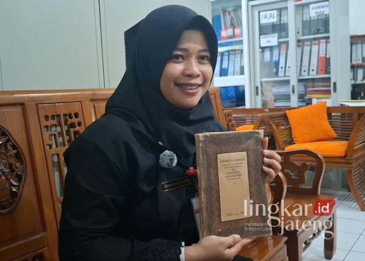 Ketua Panitia Hari Kartini, Astiana Diskha Nugraini saat memperlihatkan salah satu buku sejarah didirikanya SDN Sarirejo Kartini Kota Semarang. (Rizky Syahrul/Lingkajrjateng.id)