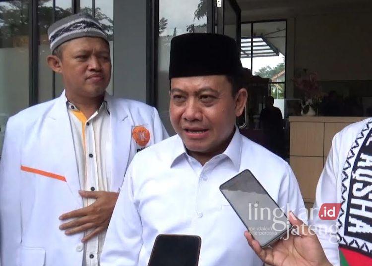 Wakil Bupati Pekalongan, Sukirman, menegaskan penolakan usulan kiriman sampah dari Kota Pekalongan usai menghadiri kegiatan halal bihalal dan milad ke-23 DPD PKS Kabupaten Pekalongan, Minggu, 20 April 2025. (Fahri Akbar/Lingkarjateng.id)