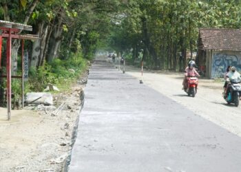 POTRET: Kondisi Jalan Winong-Gabus dalam proses perbaikan, Senin, 12 Mei 2025. (Humas Pemkab/Lingkarjateng.id)
