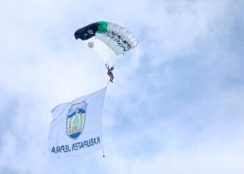 Perhelatan Karimunjawa International Skydiving and Adventure (KISA) Boogie Woogie Jump yang digelar di Bandara Dewandaru Karimunjawa, Sabtu, 10 Mei 2025. (Humas Pemkab Jepara/Lingkarjateng.id)