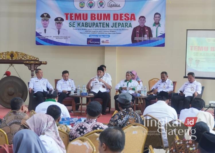 Wabup Jepara Dorong BUMDes Lebih Aktif Gerakkan Ekonomi Desa 25 Wakil Bupati Jepara, M. Ibnu Hajar (tengah) memberikan arahan pada kegiatan Temu Mitra BUMDes se-Kabupaten Jepara yang digelar di Aula Mutia View Jepara, Rabu, 28 Mei 2025. (Tomi Budianto/Lingkarjateng.id)