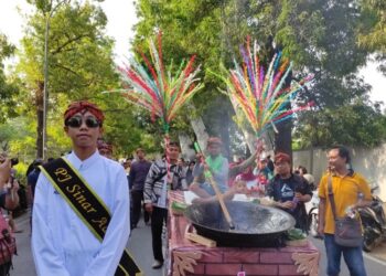 KIRAB: Kirab Tebokan Jenang yang menjadi daya tarik budaya di Desa Wisata Kaliputu, Kecamatan Kota, Kabupaten Kudus. (Nisa Hafizhotus.S/Lingkarjateng.id)