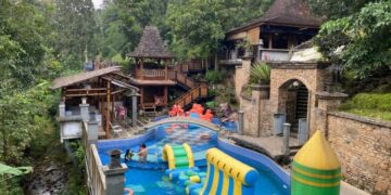 BERENANG: Tampak wisatawan sedang bermain di kolam renang Bukit Karetan, Kabupaten Kudus. (Nisa Hafizhotus. S/Lingkarjateng.id)