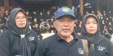 Juru bicara Pedagang Pasar Pagi Salatiga Suniprat saat diwawancarai awak media di halaman Kantor DPRD Kota Salatiga, belum lama ini. (Angga Rosa/Lingkarjateng.id)