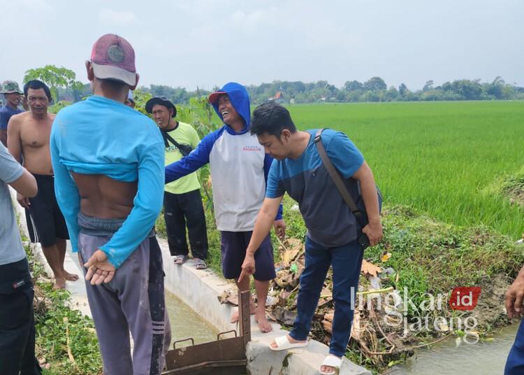 Warga saat mendatangi lokasi penemuan mayat balita di saluran irigasi Dusun Sukorejo, Desa Harjowinangun, Kecamatan Godong, Kabupaten Grobogan, pada Sabtu, 3 Mei 2025. (Ahmad Abror/Lingkarjateng.id)