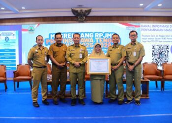 Bupati Kudus, Sam’ani Intakoris, didampingi jajaran forkopimda berfoto bersama usai menerima penghargaan pelayanan publik terabik di Gedung Gradhika Bhakti Praja, Semarang, pada Senin, 5 Mei 2025. (Dok. Lingkarjateng.id)