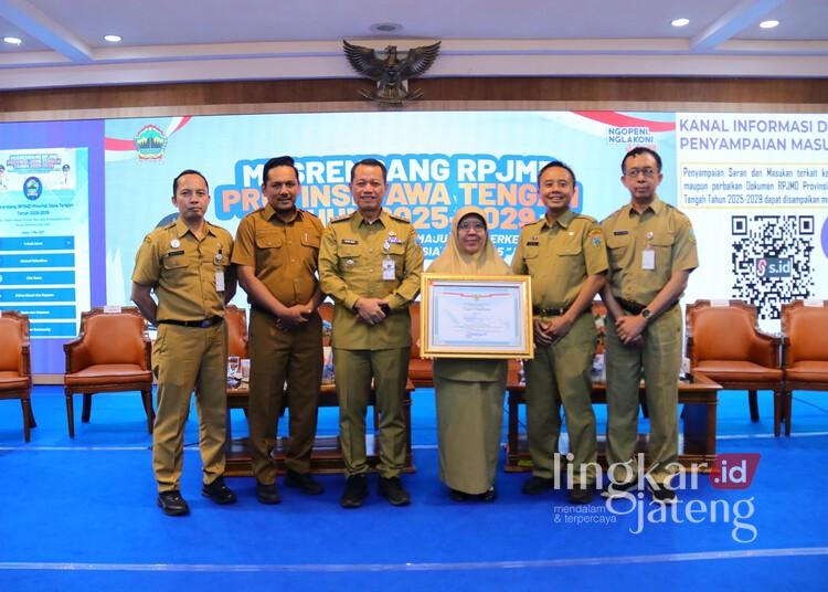 Bupati Kudus, Sam’ani Intakoris, didampingi jajaran forkopimda berfoto bersama usai menerima penghargaan pelayanan publik terabik di Gedung Gradhika Bhakti Praja, Semarang, pada Senin, 5 Mei 2025. (Dok. Lingkarjateng.id)