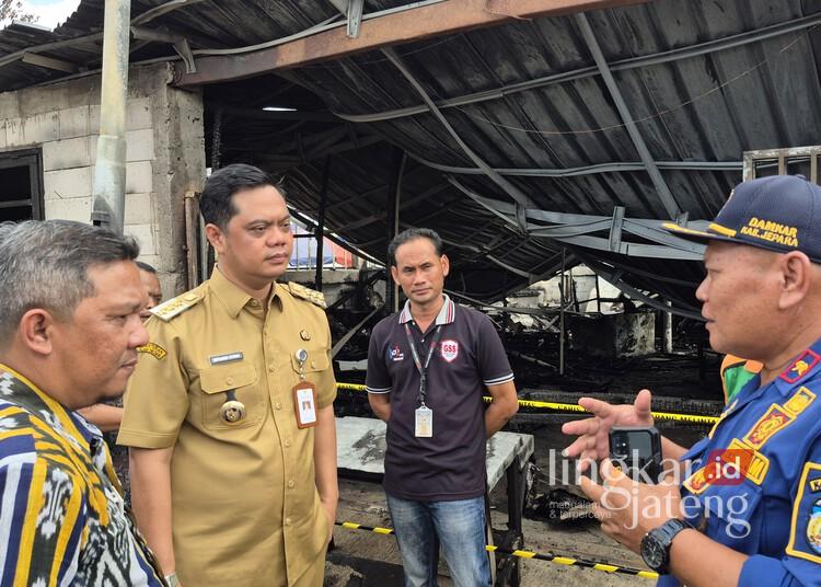 Tinjau Lokasi Kebakaran Dekat PT HWI, Bupati Jepara Upayakan Hak Korban Terpenuhi 25 Bupati Jepara, Witiarso Utomo, saat meninjau lokasi kebakaran di parkiran motor belakang pabrik PT Hwa Seung Indonesia (HWI) di Desa Gemulung, Kecamatan Pecangaan, Kabupaten Jepara, pada Selasa, 6 Mei 2025. (Muhammad Aminudin/Lingkarjateng.id)