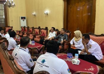 Bupati Kudus, Sam'ani Intakoris, saat menerima audiensi bersama pengembang aplikasi Mider di Pendopo Kabupaten Kudus, baru-baru ini. (Mohammad Fahtur Rohman/Lingkarjateng.id)