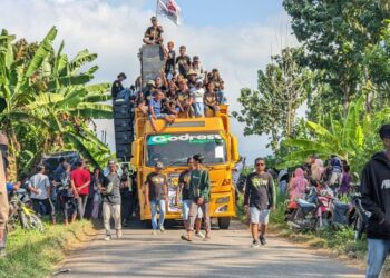 ILUSTRASI: Parade sound horeg pada acara sedekah bumi Desa Wedusan, Kabupaten Pati, 18 Juni 2023. (Facebook Desa Wedusan/Lingkarjateng.id)