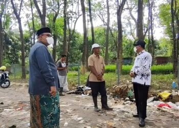 Bupati dan Wakil Bupati Rembang, Harno dan Mochamad Hanies Cholil Barro', saat melakukan sidak di TPA Landoh, Kecamatan Sulang, Kabupaten Rembang, pada Sabtu, 3 Mei 2025. (Vicky Rio/Lingkarjateng.id)