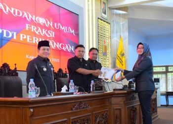Wakil Bupati Pekalongan, Sukirman, mengikuti Rapat Paripurna DPRD agenda pandangan fraksi terhadap tiga raperda strategis, Senin, 19 Mei 2025. (Fahri Alakbar/Lingkarjateng.id)
