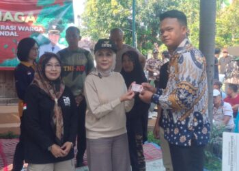 Bupati Kendal Dyah Kartika Permanasari (tengah) memberikan bantuan kepada masyarakat dalam kegiatan Bersatu Siaga pada Jumat, 9 Mei 2025. (Unggul Priambodo/Lingkarjateng.id)